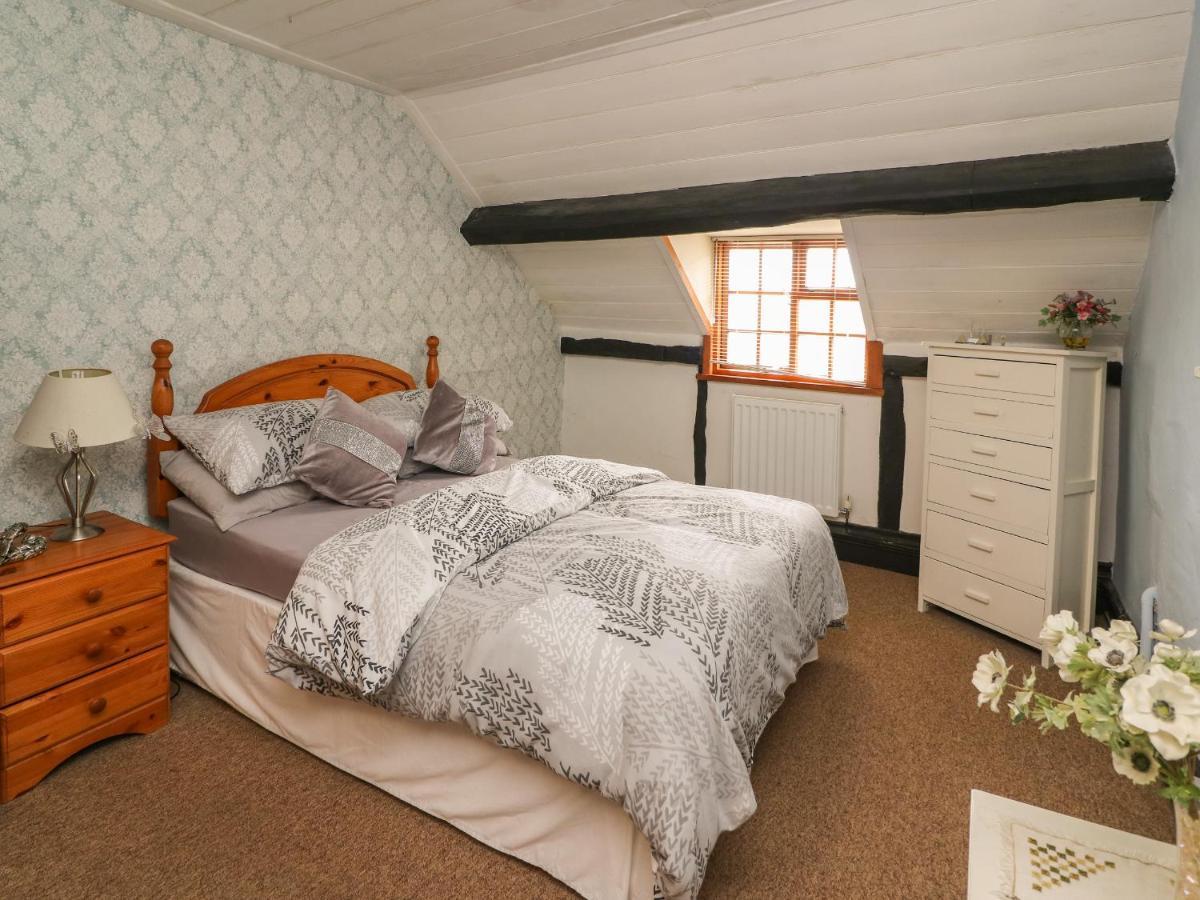 Caerau Farm House Лланидлос Экстерьер фото