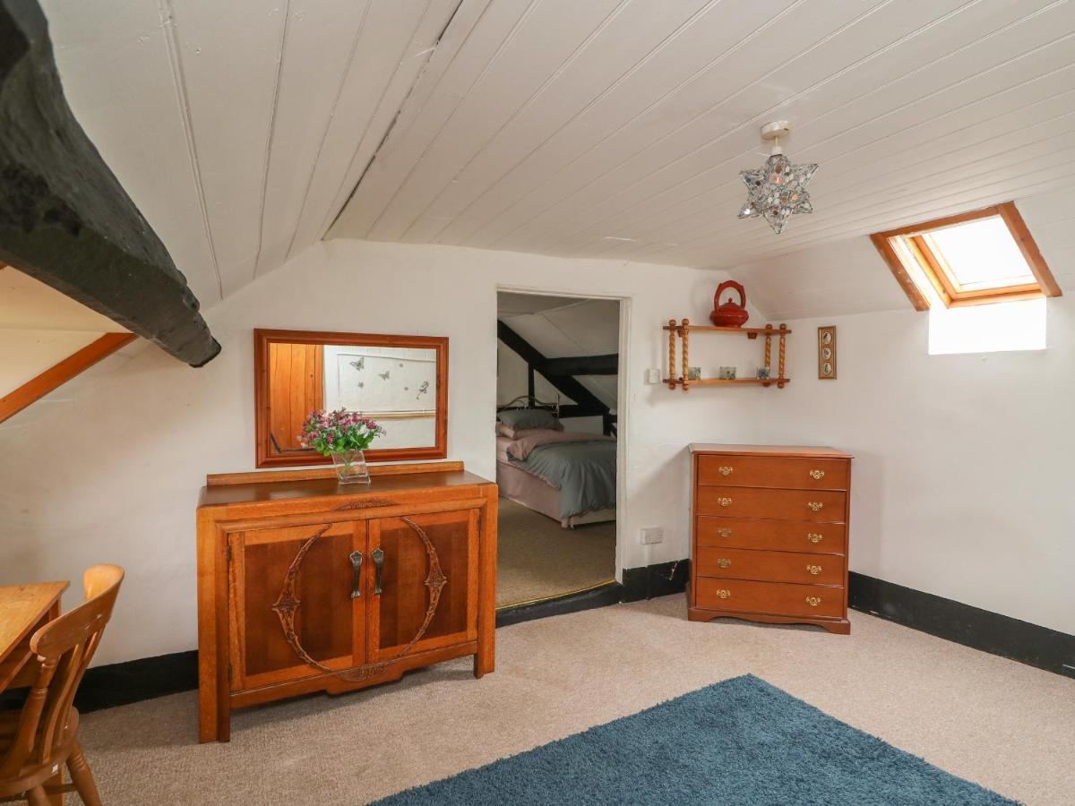 Caerau Farm House Лланидлос Экстерьер фото